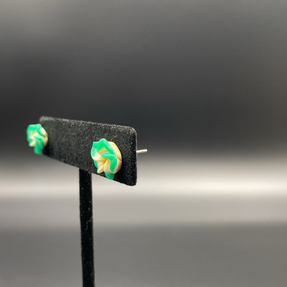 Item 427 Flower Stud Earrings - Picture 4 of 4